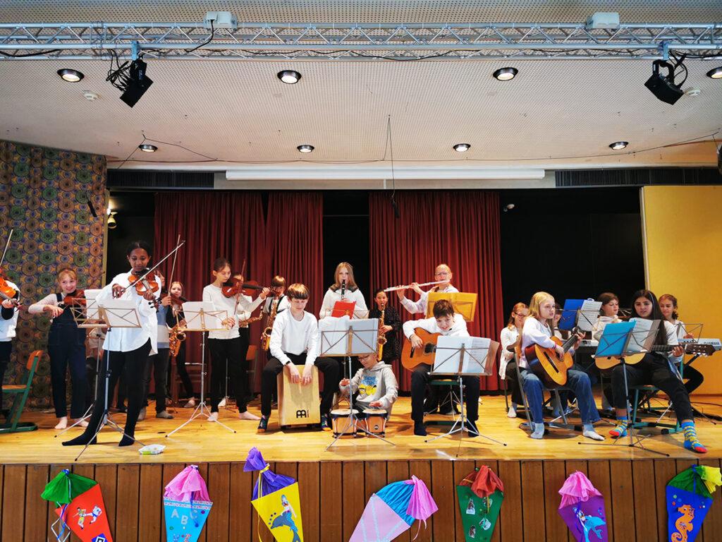 Sechstklässler musizieren für Viertklässler