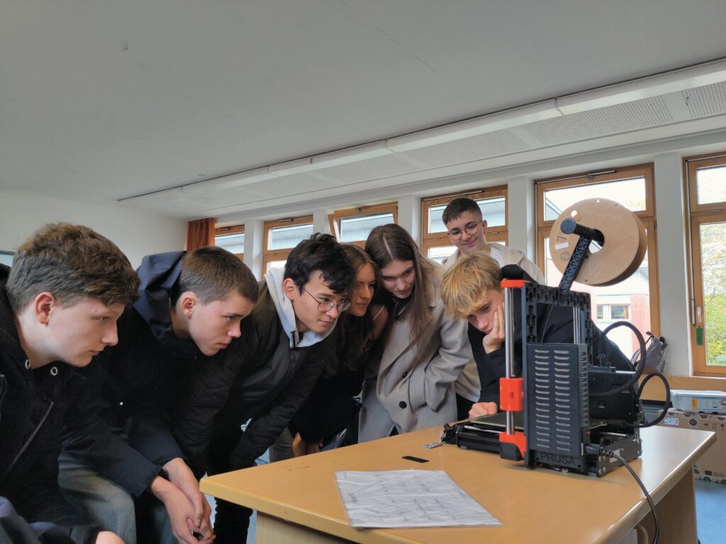 Neue Horizonte eröffnet: Gymnasium Meiendorf erhält modernste 3D-Drucker durch großzügige Spende des Schulvereins
